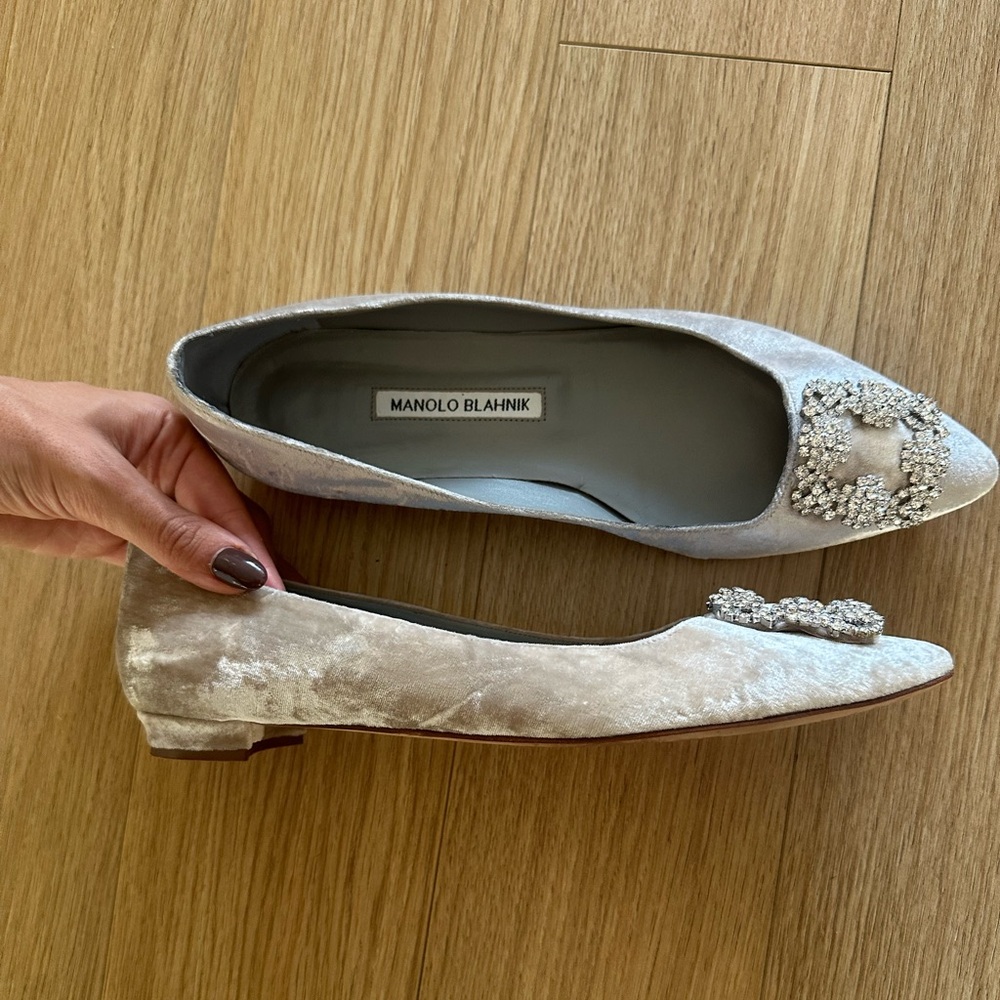 Manolo Blahnik
10mm Hangisi FMC velvet flats — retail $1175